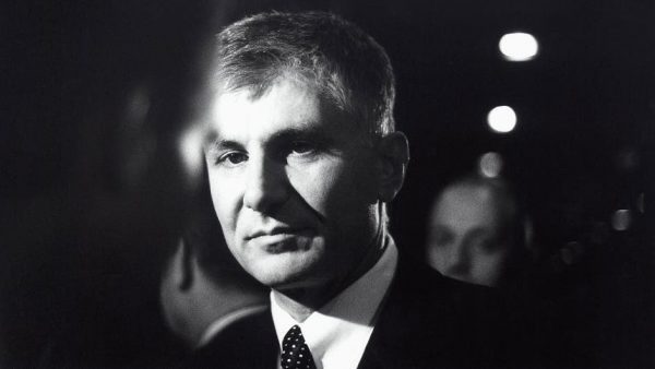 Црно-бели портрет мушкарца у оделу и кравати