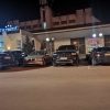 Паркирани аутомобили испред хотела Олимпик ноћу
