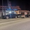 Паркирани аутомобили испред улаза хотела „Олимп“ ноћу