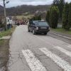 Црни теренац паркиран поред сеоског пута и пешачког прелаза