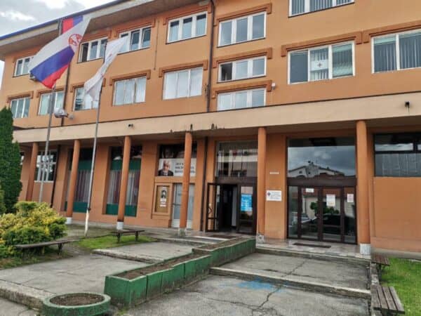 Улаз у зграду са заставама и стубовима испред