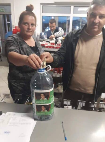 Жена и мушкарац убацују новац у пластичну канту