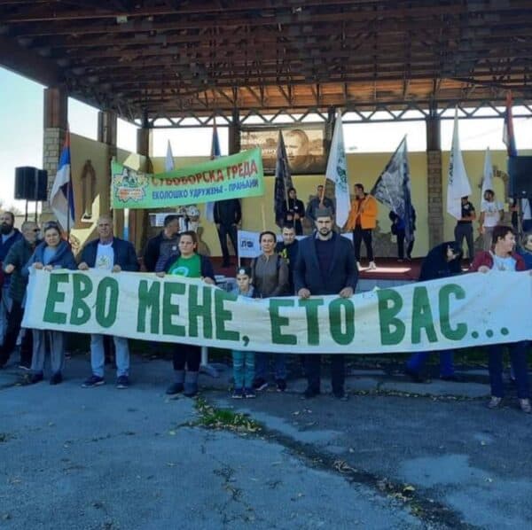 Група људи држи транспарент „ЕВО МЕНЕ, ЕТО ВАС...“