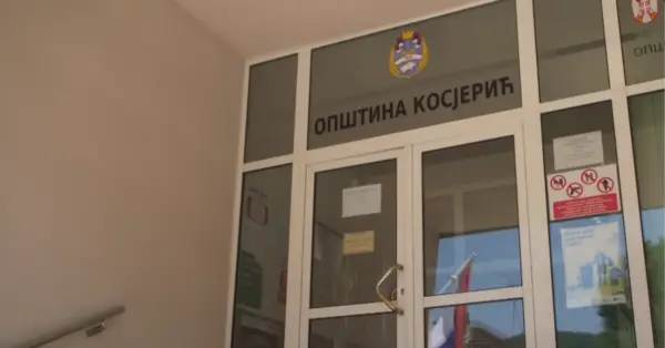 Улаз у зграду Општине Косјерић са натписом