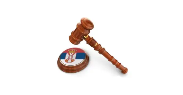 Дрвени судијски чекић и постоље са заставом Србије
