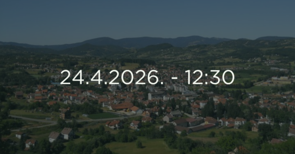 Панорама насеља са текстом „24.4.2026. - 12:30“