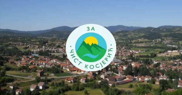 Logo sa planinom i suncem, tekst „За чист Косјерић“